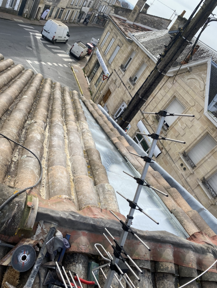 Après rénovation — Dépose de souche de cheminée et façonnage de couloir en zinc