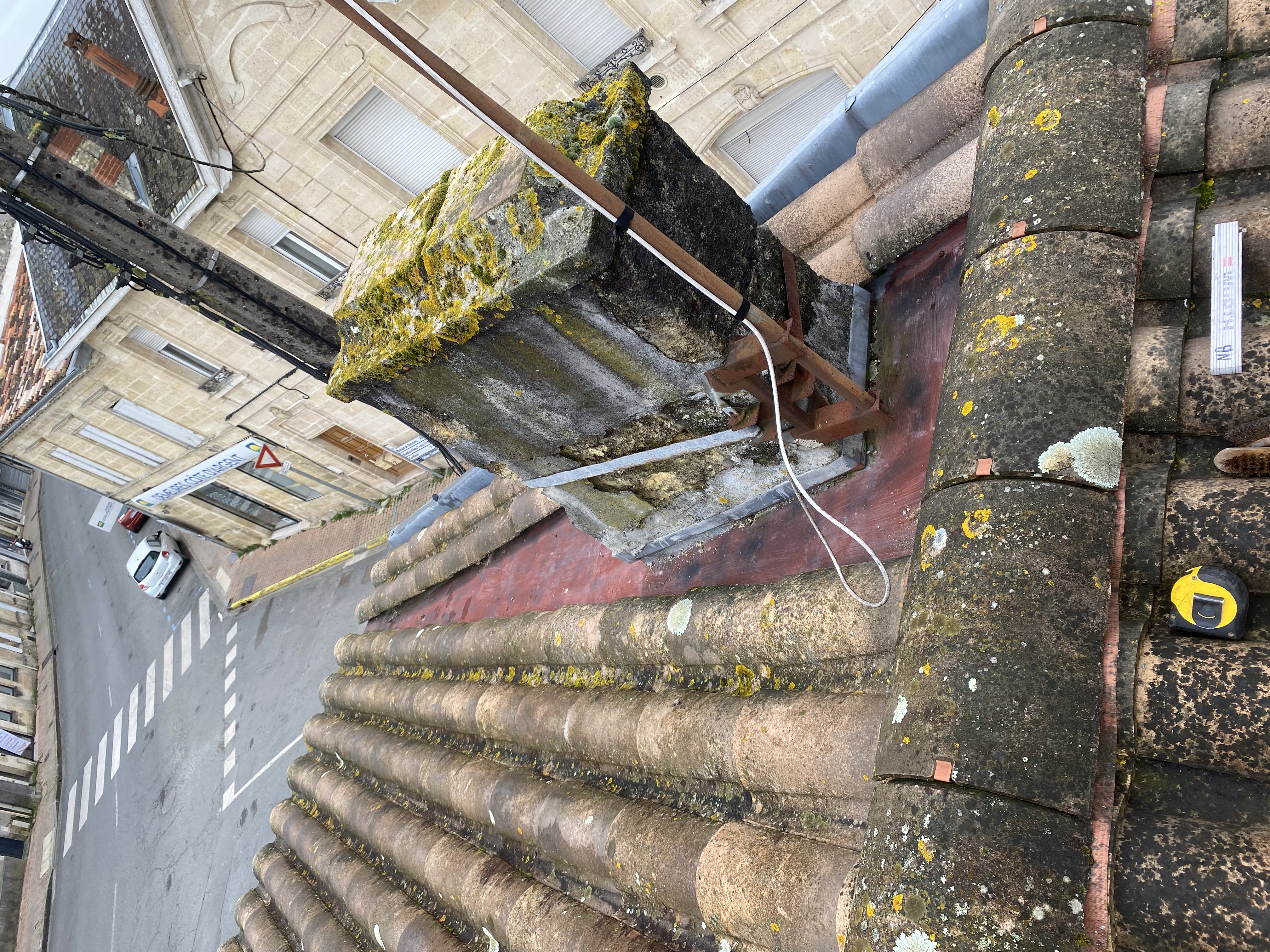 Avant rénovation — Dépose de souche de cheminée et façonnage de couloir en zinc