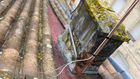 Avant rénovation — Dépose de souche de cheminée et façonnage de couloir en zinc